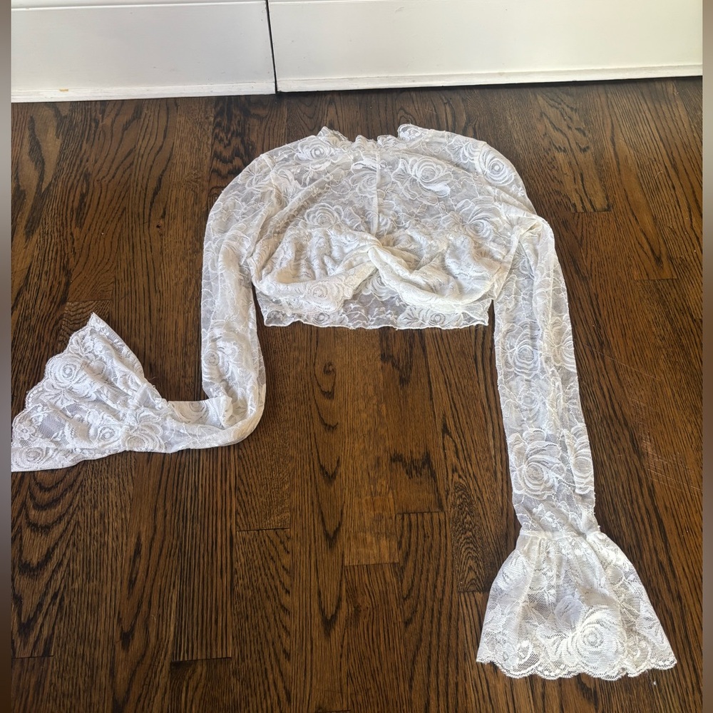 Commense White  Lace Long Sleeve Cropped Top
